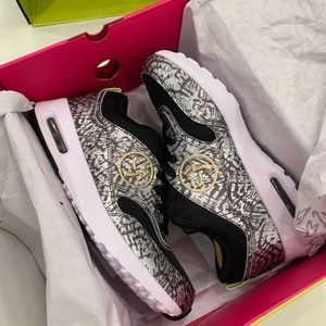 Zumba air classic sneakers SZ 6.5 black/silver